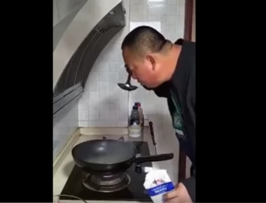 Αυτός είναι ο πιο αναποτελεσματικός τρόπος να δοκιμάζεις το αλάτι του φαγητού (βίντεο)